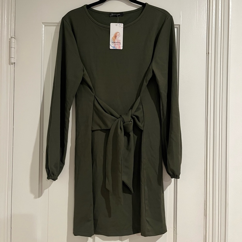 Pretty Garden stretchy front tie dress! 💚